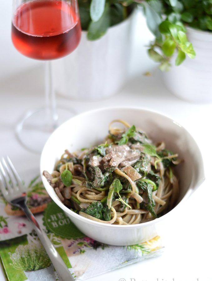 Pasta met truffelsalsa en spinazie (Pasta Tartufata)