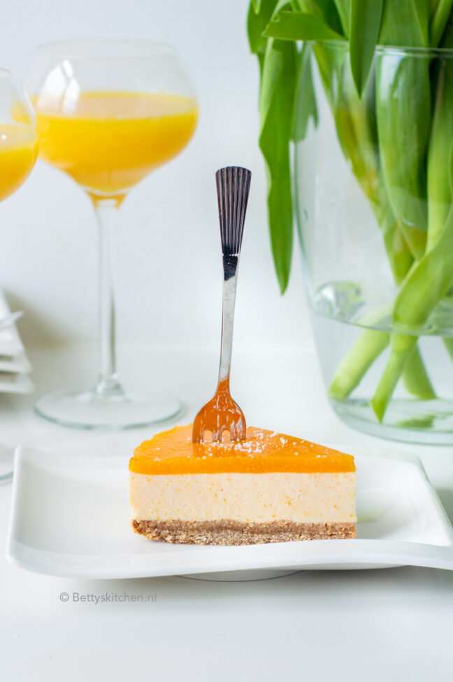 recept voor een oranje ontbijt taart met yoghurt, perzik en sinaasappel. een oranje frisse kwarktaart voor koningsdag