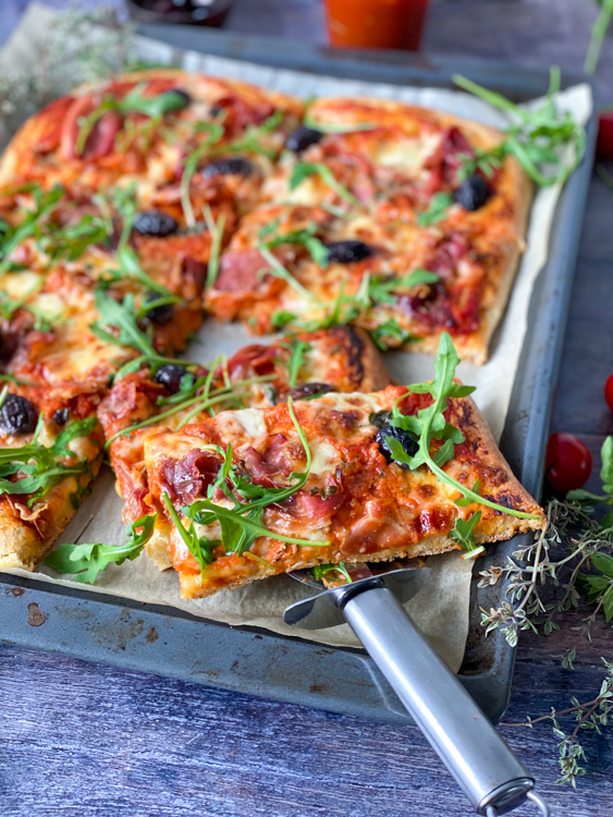 15x borrel hapjes voor oud & nieuw - recept plaatpizza met prosciutto ham en olijven © bettyskitchen.nl