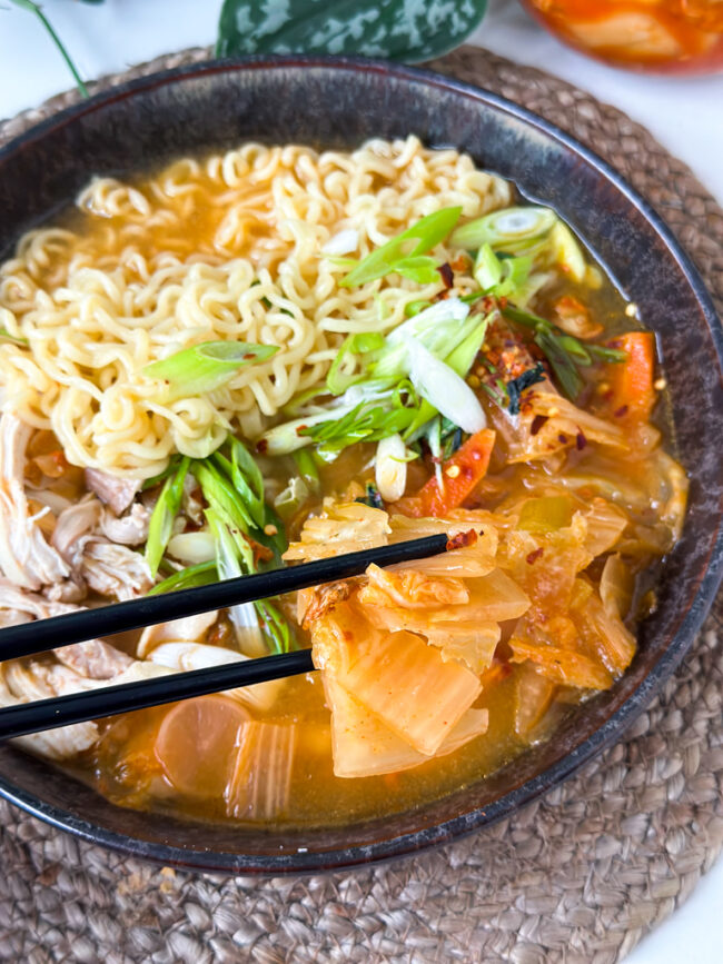 recept snelle kimchi ramen met kip en gefermenteerde groenten